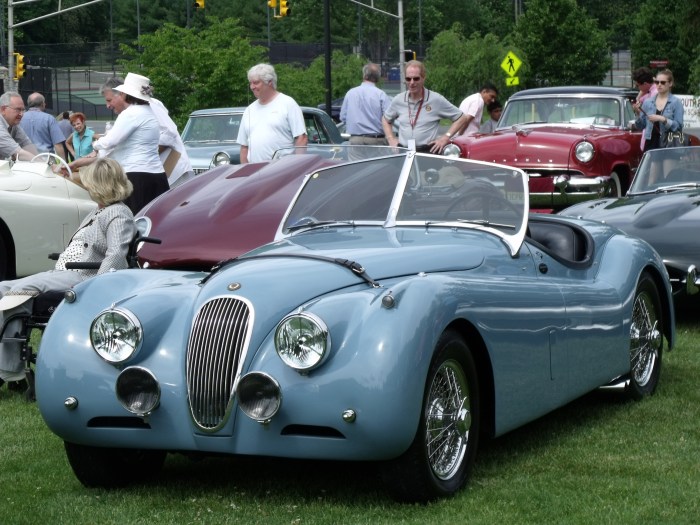 An XK-120 stunning us all in its blue perfection. 