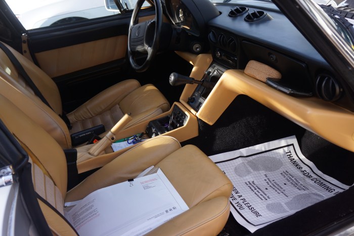 Clean interior features Alcantara seat inserts