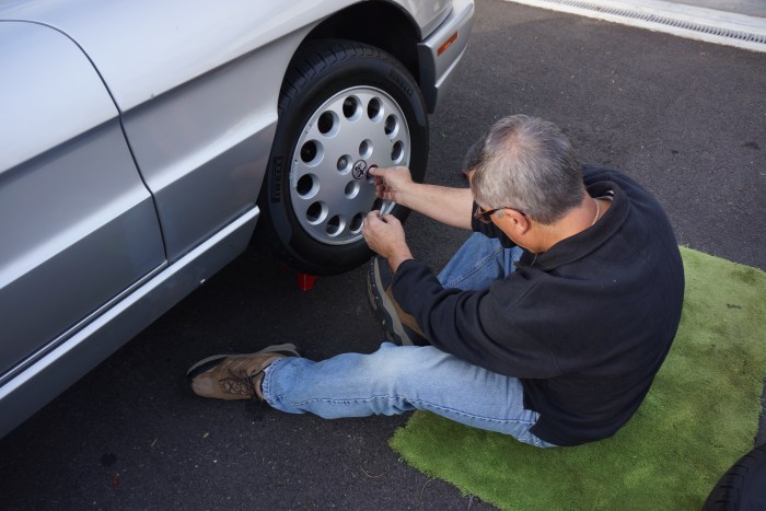 All 4 wheels have right-hand threaded nuts; author's '67 has left-hand threads on 2 left wheels