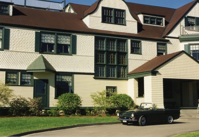 The Tiger looks at home in front of this New England lodge